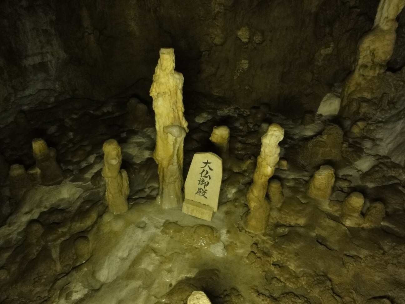 玉泉洞內鐘乳石像