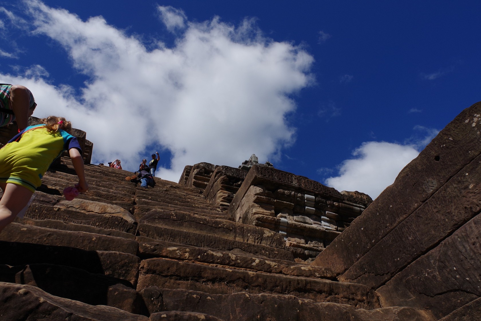 攀爬階梯的遊客-茶膠寺