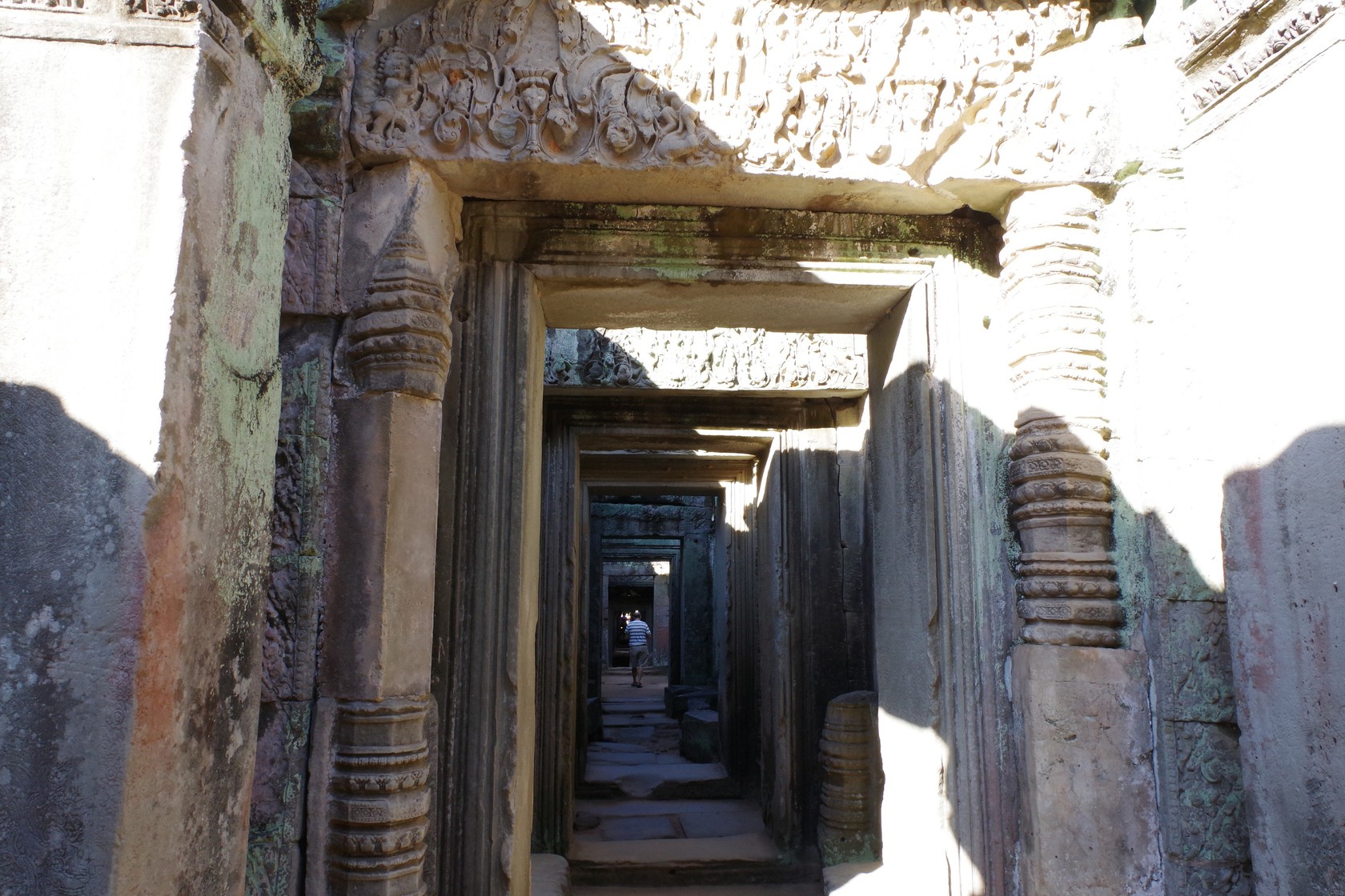 走在寺內廊柱間的遊客-寶劍寺